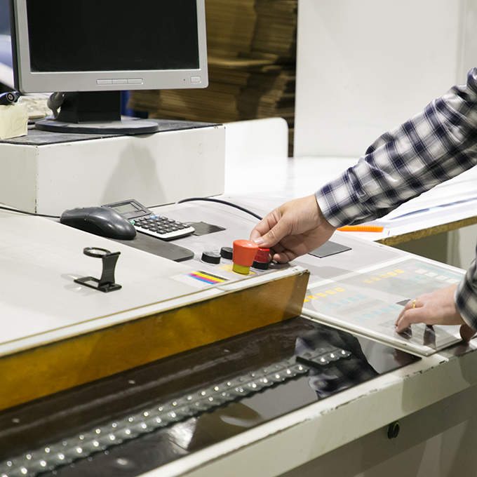 cropped-shot-milling-machine-operator